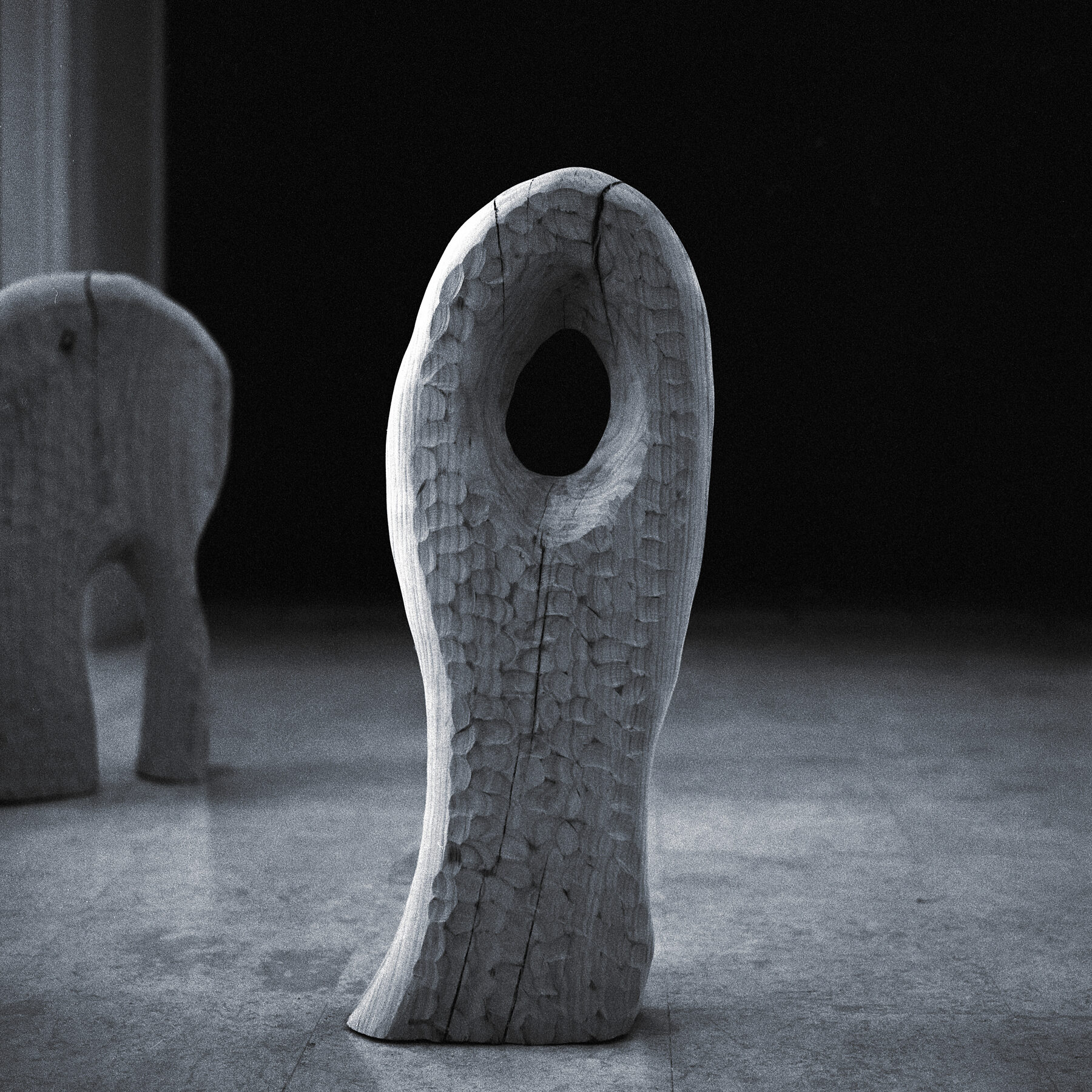 Deux figures sculptées — noir et blanc