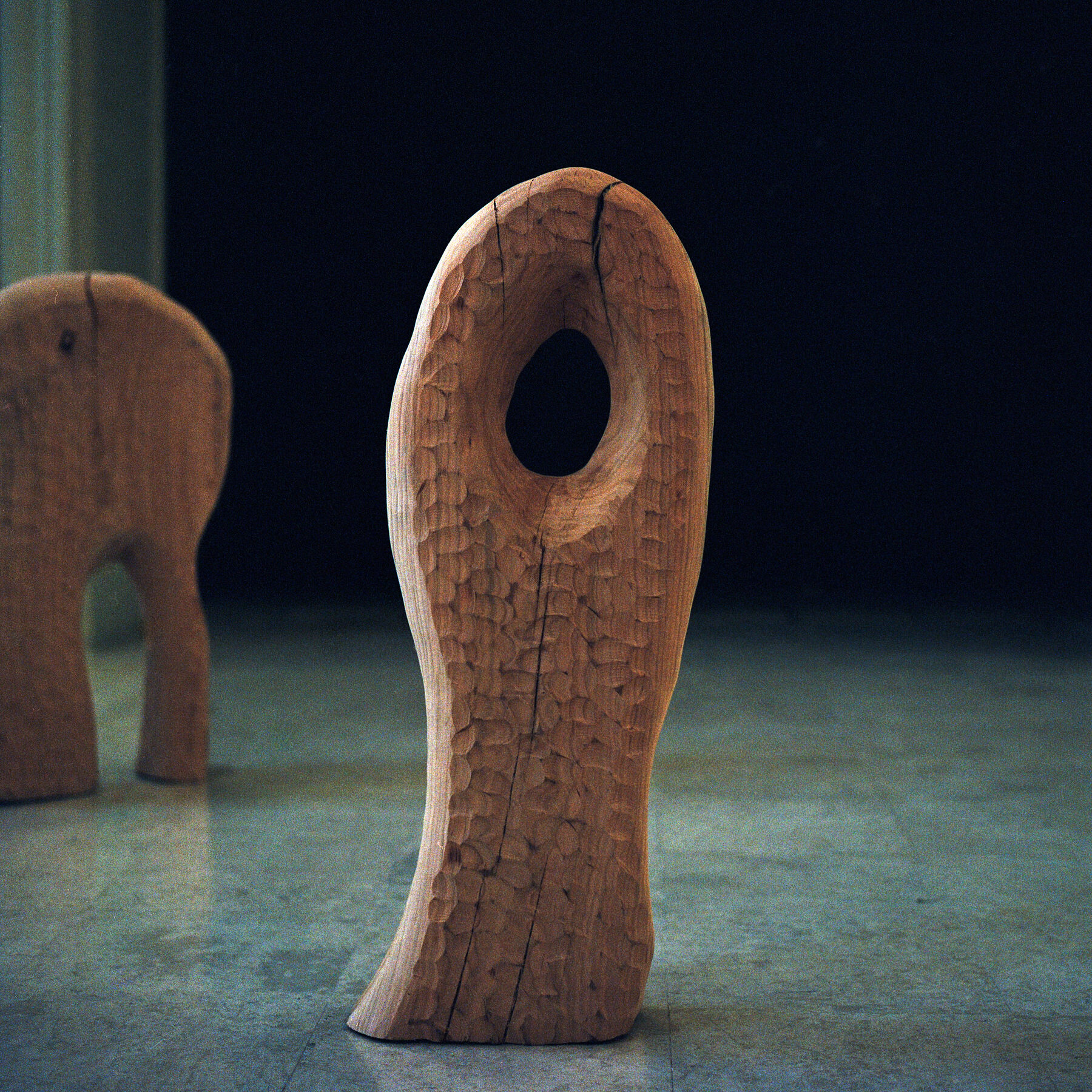 Deux figures sculptées en bois