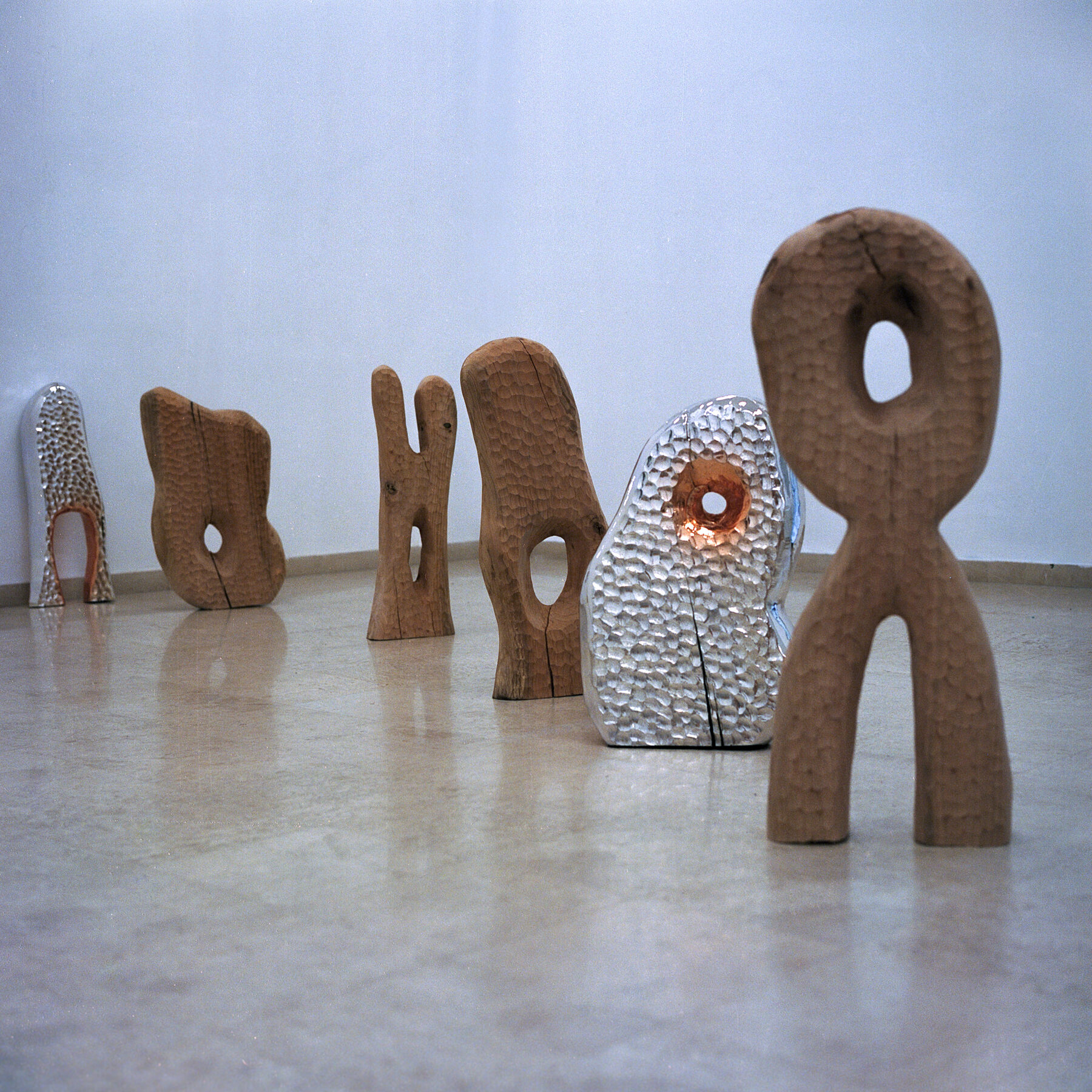 Ensemble de figures en exposition