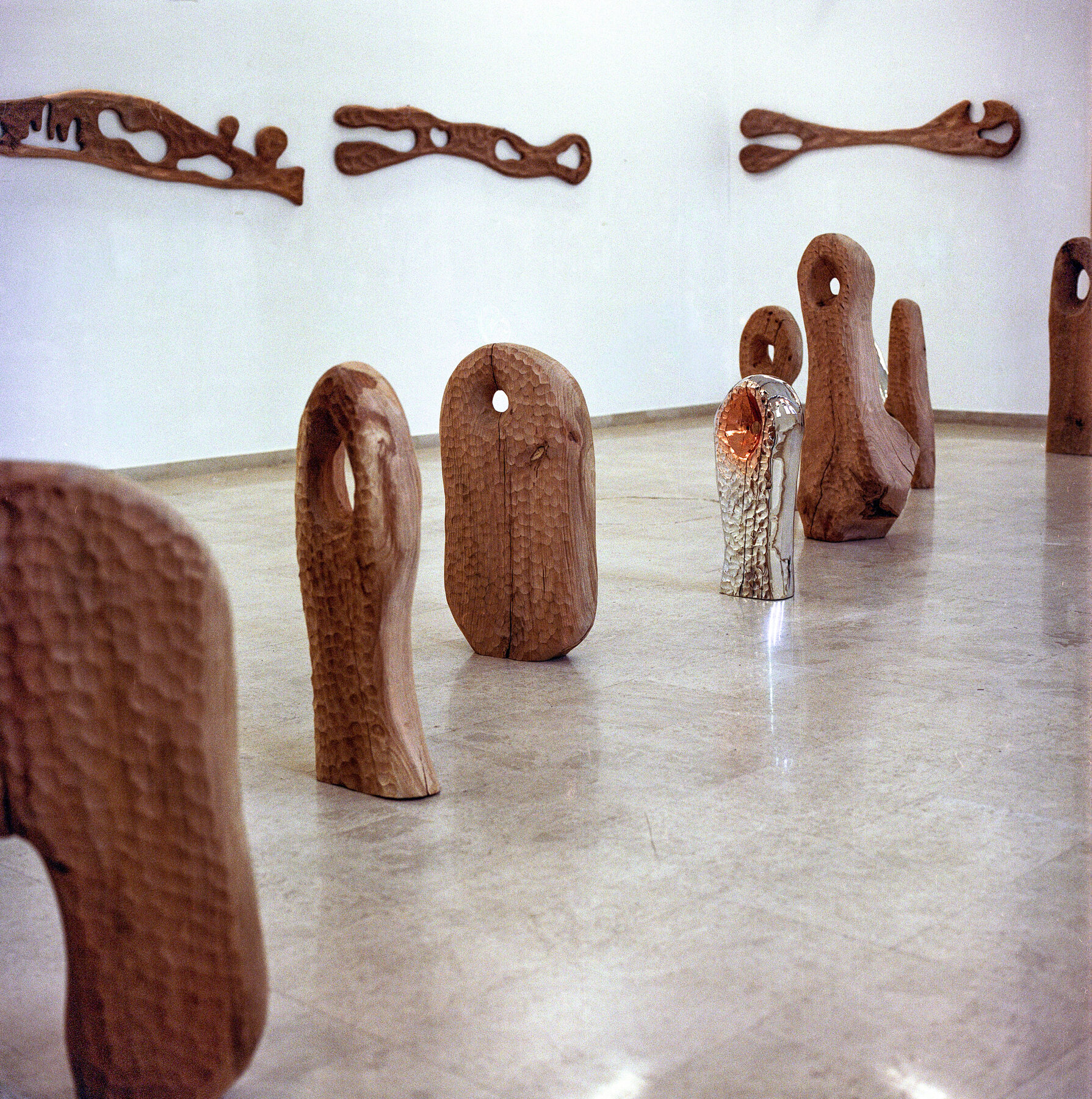 Vue d'exposition — figures et reliefs muraux